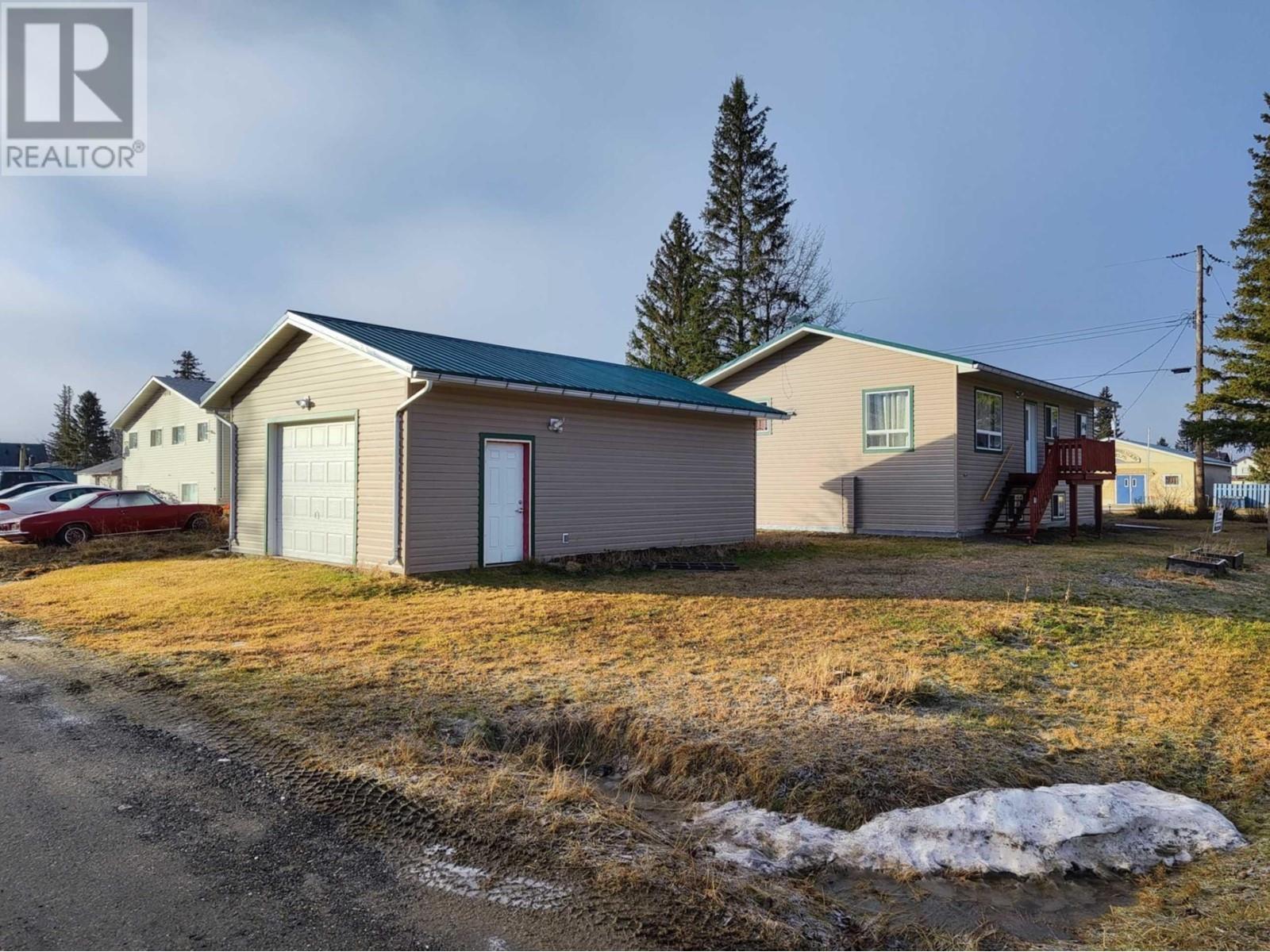 806 4Th Avenue, Mcbride, BC - Outdoor With Exterior