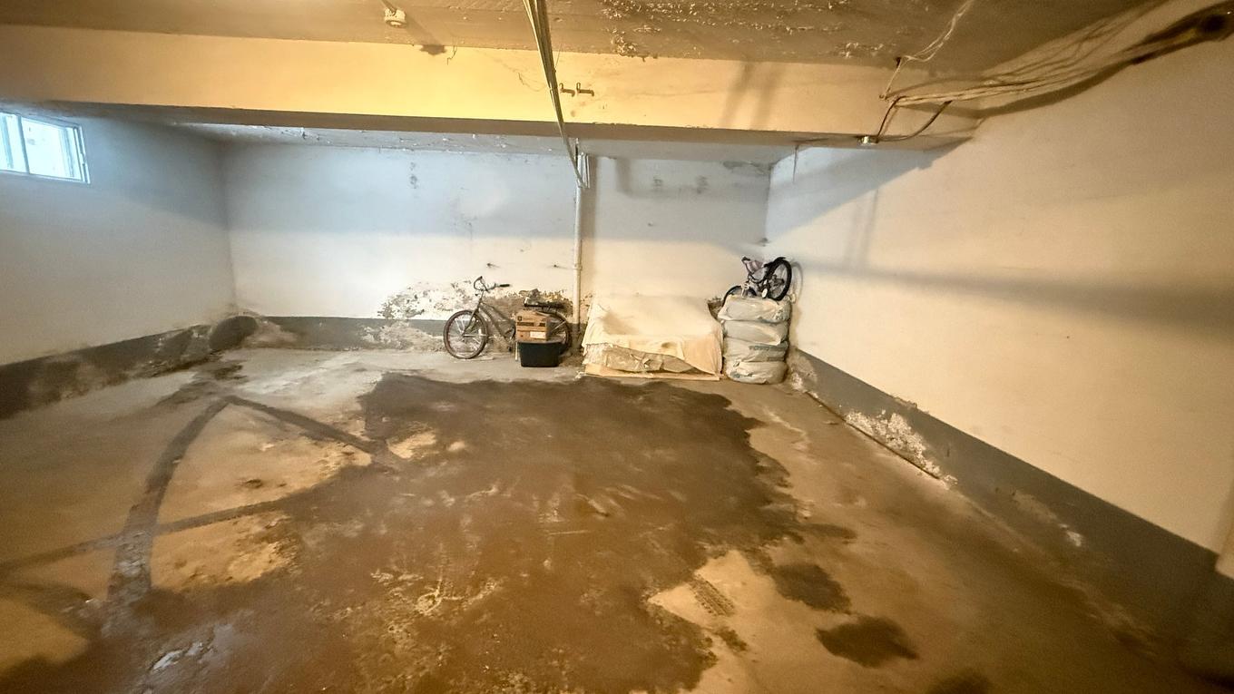 Stationnement - 11-7130 Av. Du Parc, Montréal (Villeray/Saint-Michel/Parc-Extension), QC - Indoor