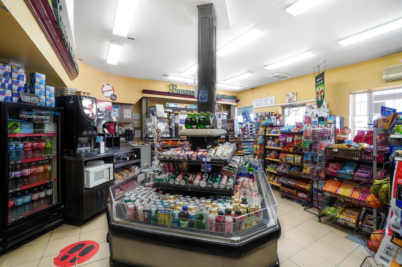 Commerce - 2487 Boul. Du Curé-Labelle, Prévost, QC - Indoor Photo Showing Other Room