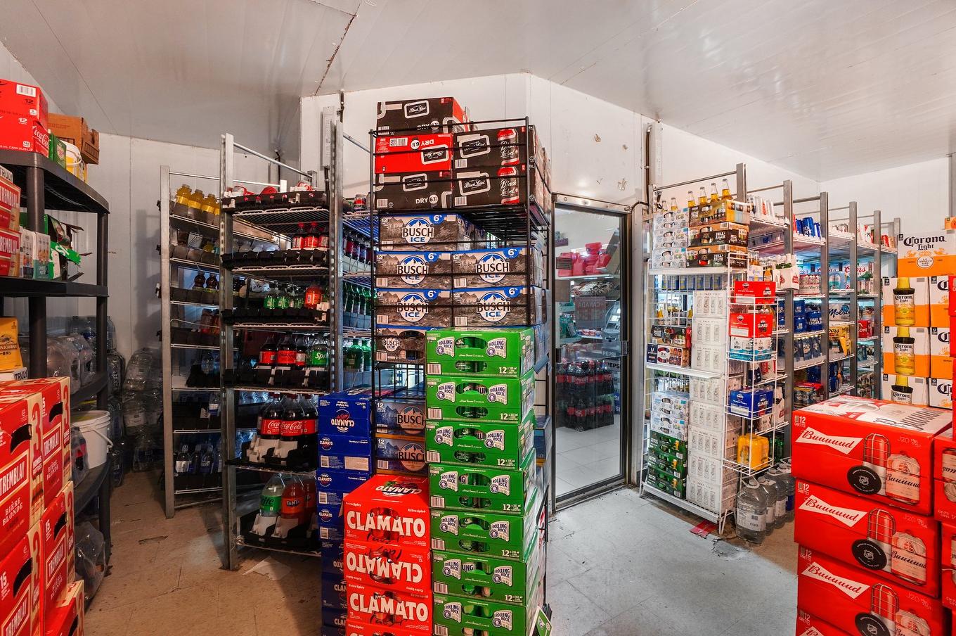 Commerce - 2487 Boul. Du Curé-Labelle, Prévost, QC - Indoor