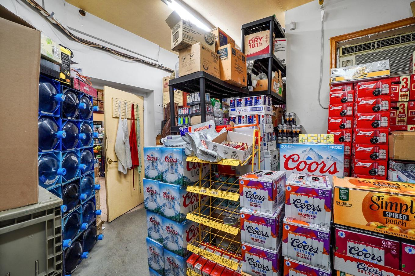 Commerce - 2487 Boul. Du Curé-Labelle, Prévost, QC - Indoor