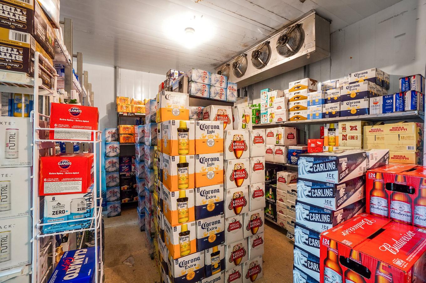 Commerce - 2487 Boul. Du Curé-Labelle, Prévost, QC - Indoor