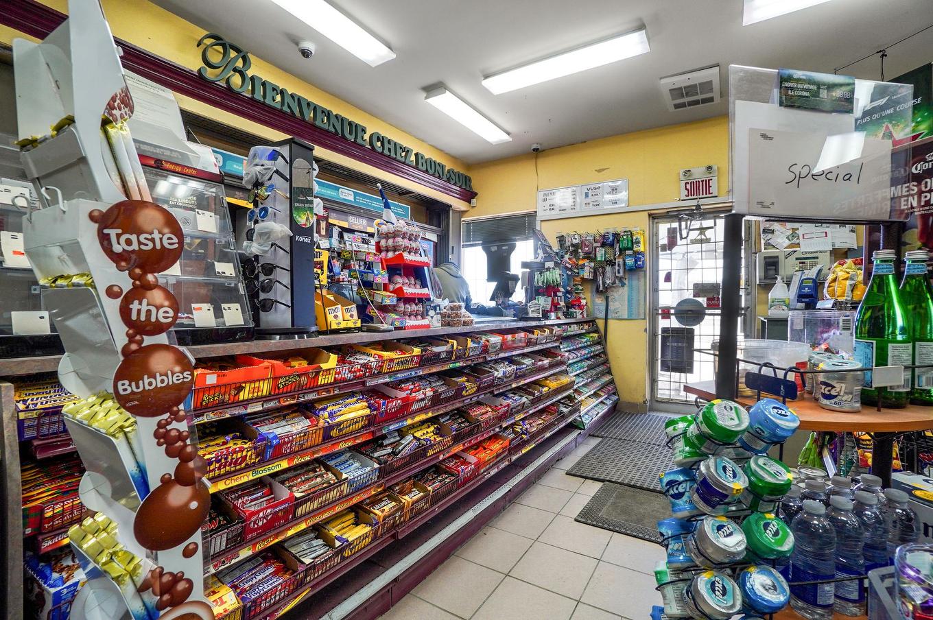 Commerce - 2487 Boul. Du Curé-Labelle, Prévost, QC - Indoor