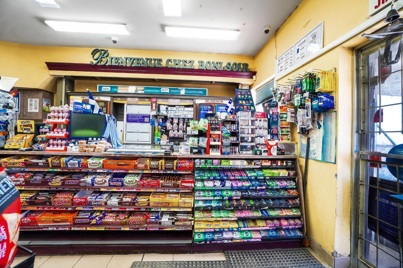 Commerce - 2487 Boul. Du Curé-Labelle, Prévost, QC - Indoor