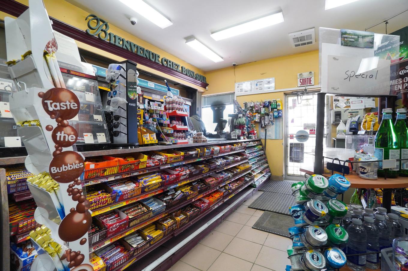 Commerce - 2487 Boul. Du Curé-Labelle, Prévost, QC - Indoor