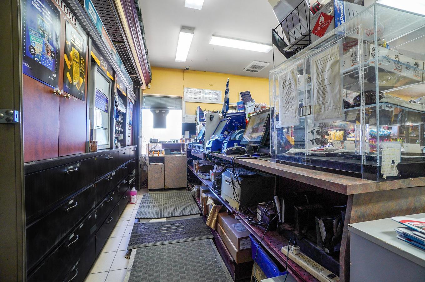 Commerce - 2487 Boul. Du Curé-Labelle, Prévost, QC - Indoor