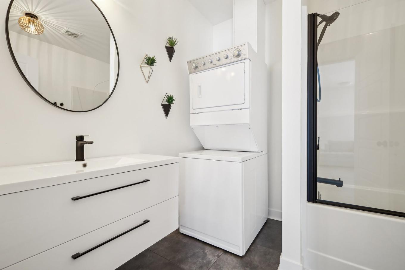 Bathroom - 25 Ch. Des Cerisiers, Lac-Supérieur, QC - Indoor Photo Showing Laundry Room
