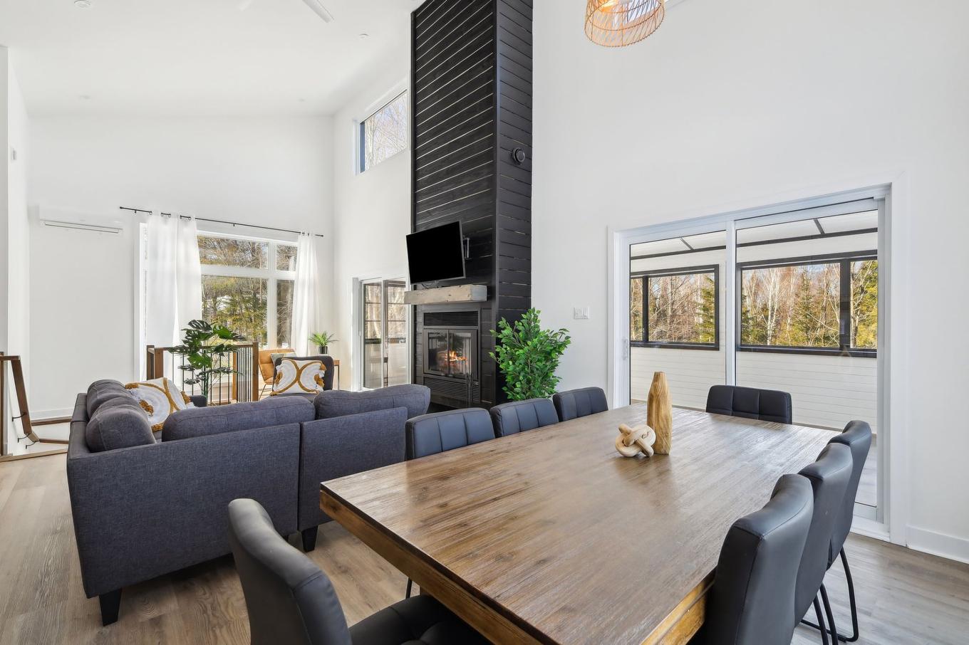 Dining room - 25 Ch. Des Cerisiers, Lac-Supérieur, QC - Indoor With Fireplace