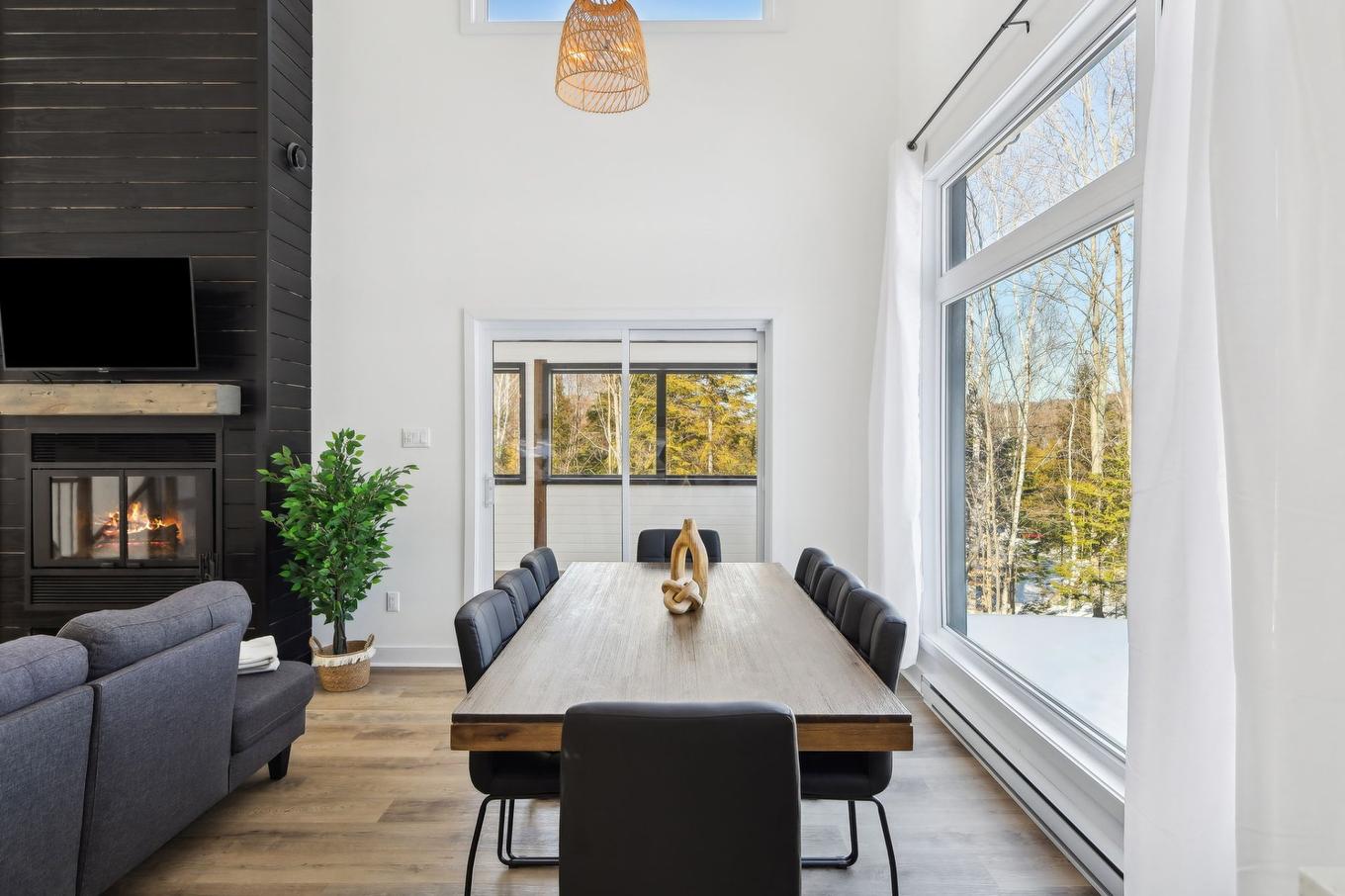 Dining room - 25 Ch. Des Cerisiers, Lac-Supérieur, QC - Indoor Photo Showing Other Room With Fireplace