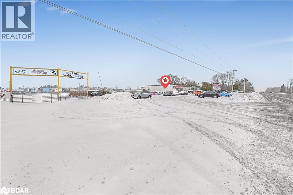 View of parking with fence - 6938 Yonge Street, Innisfil, ON