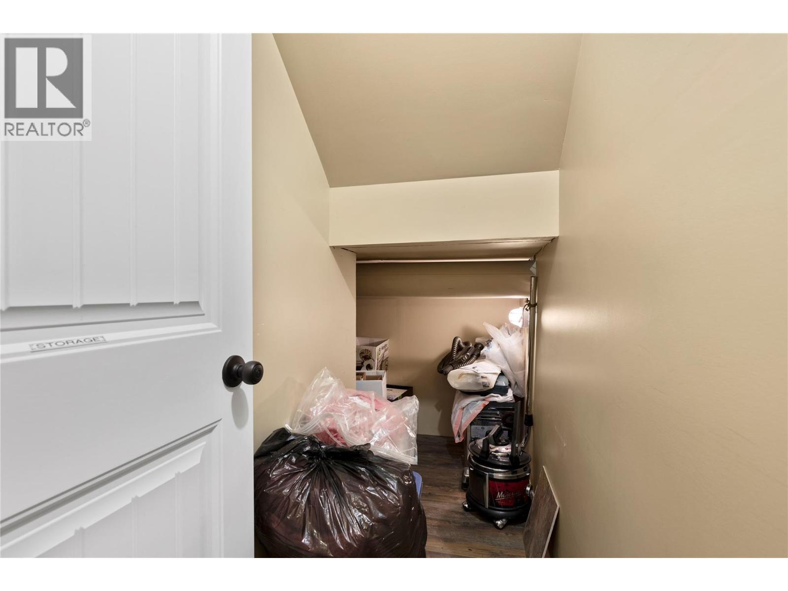 8738 Squilax Anglemont Road, St. Ives, BC - Indoor