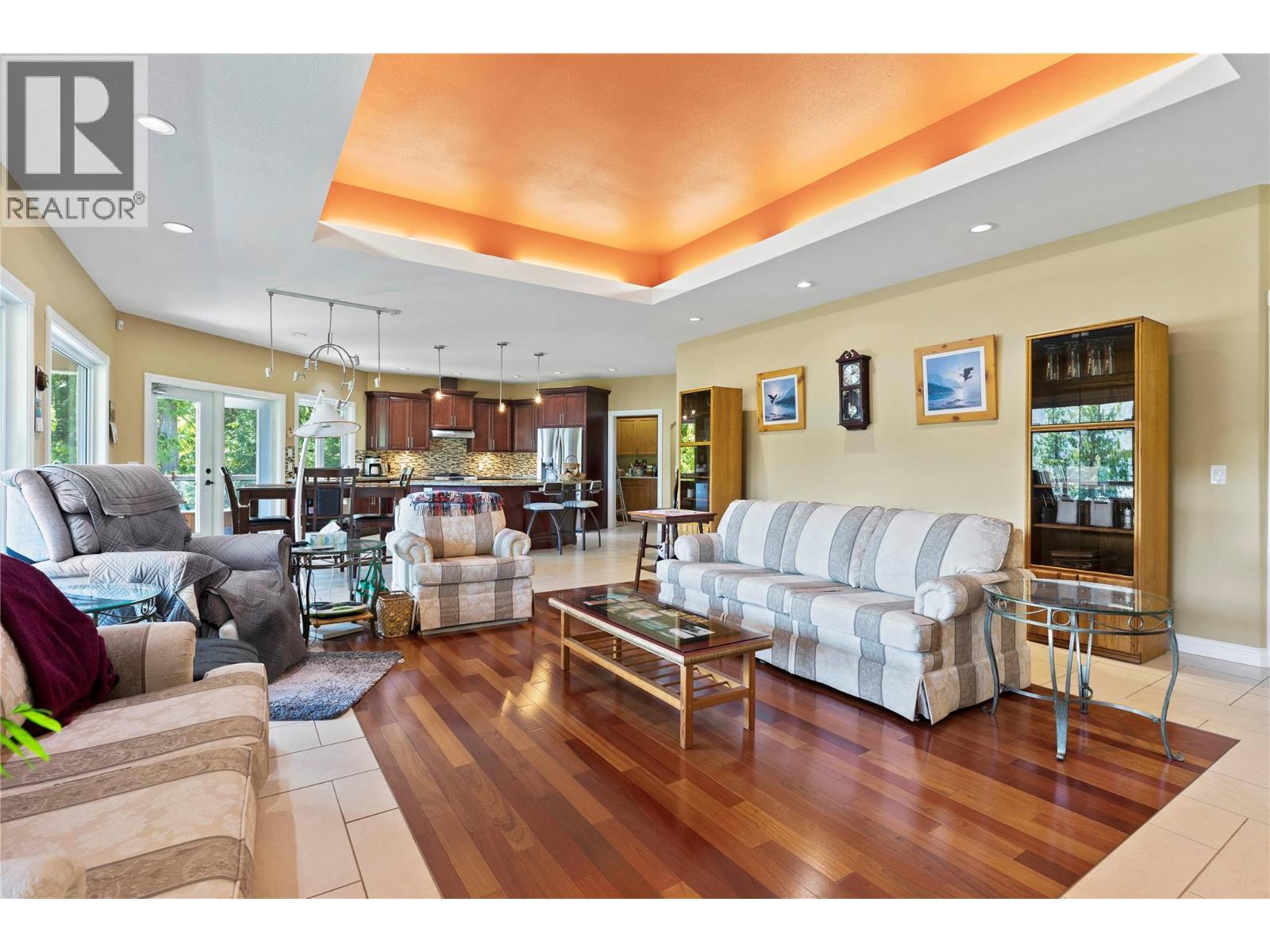 8738 Squilax Anglemont Road, St. Ives, BC - Indoor Photo Showing Living Room