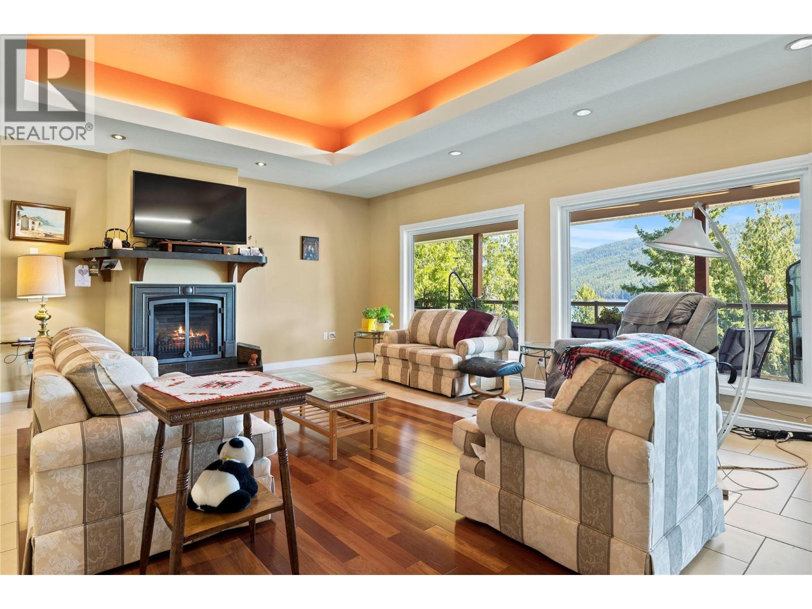 8738 Squilax Anglemont Road, St. Ives, BC - Indoor Photo Showing Living Room With Fireplace