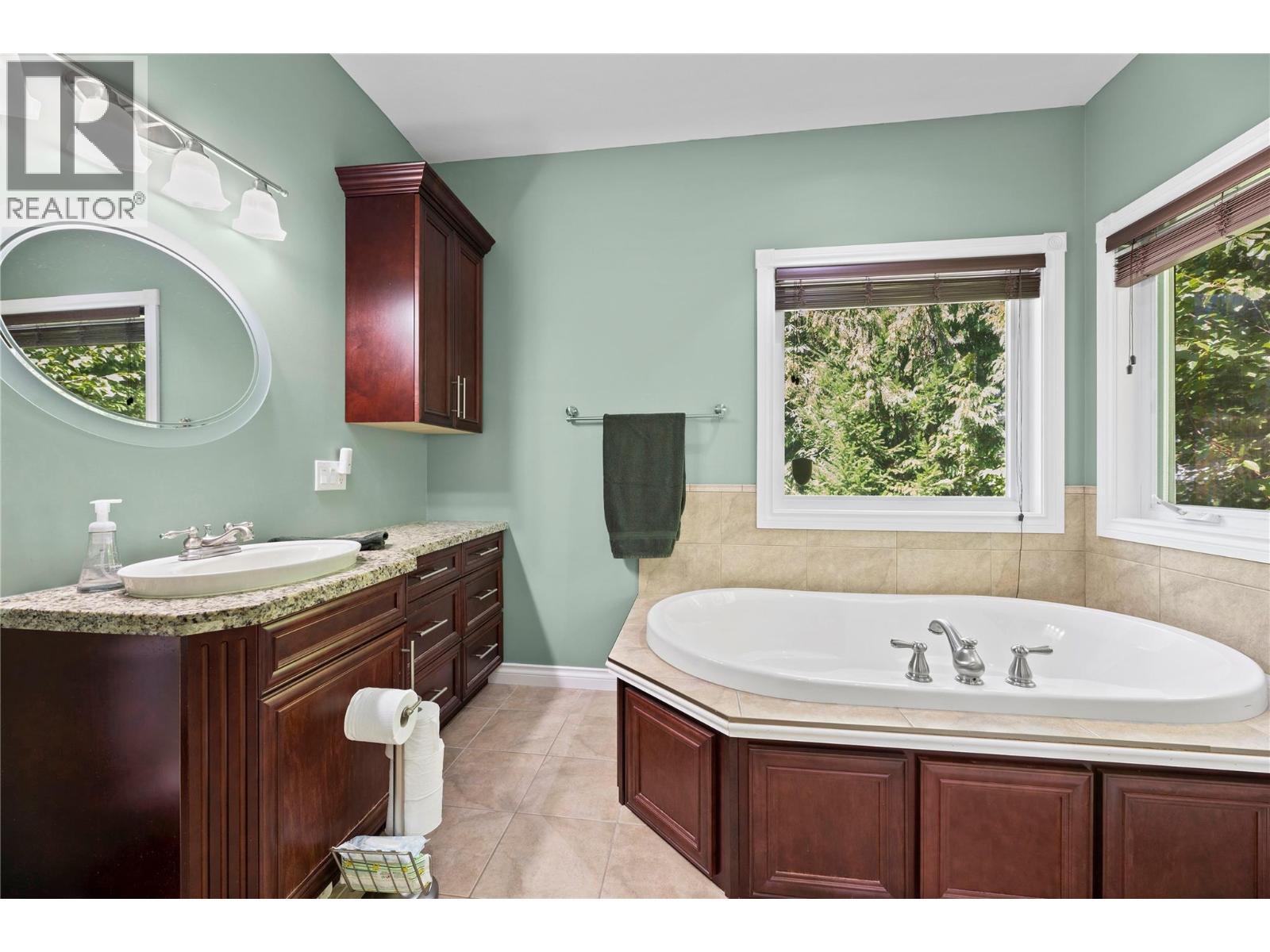 Ensuite - 8738 Squilax Anglemont Road, St. Ives, BC - Indoor Photo Showing Bathroom