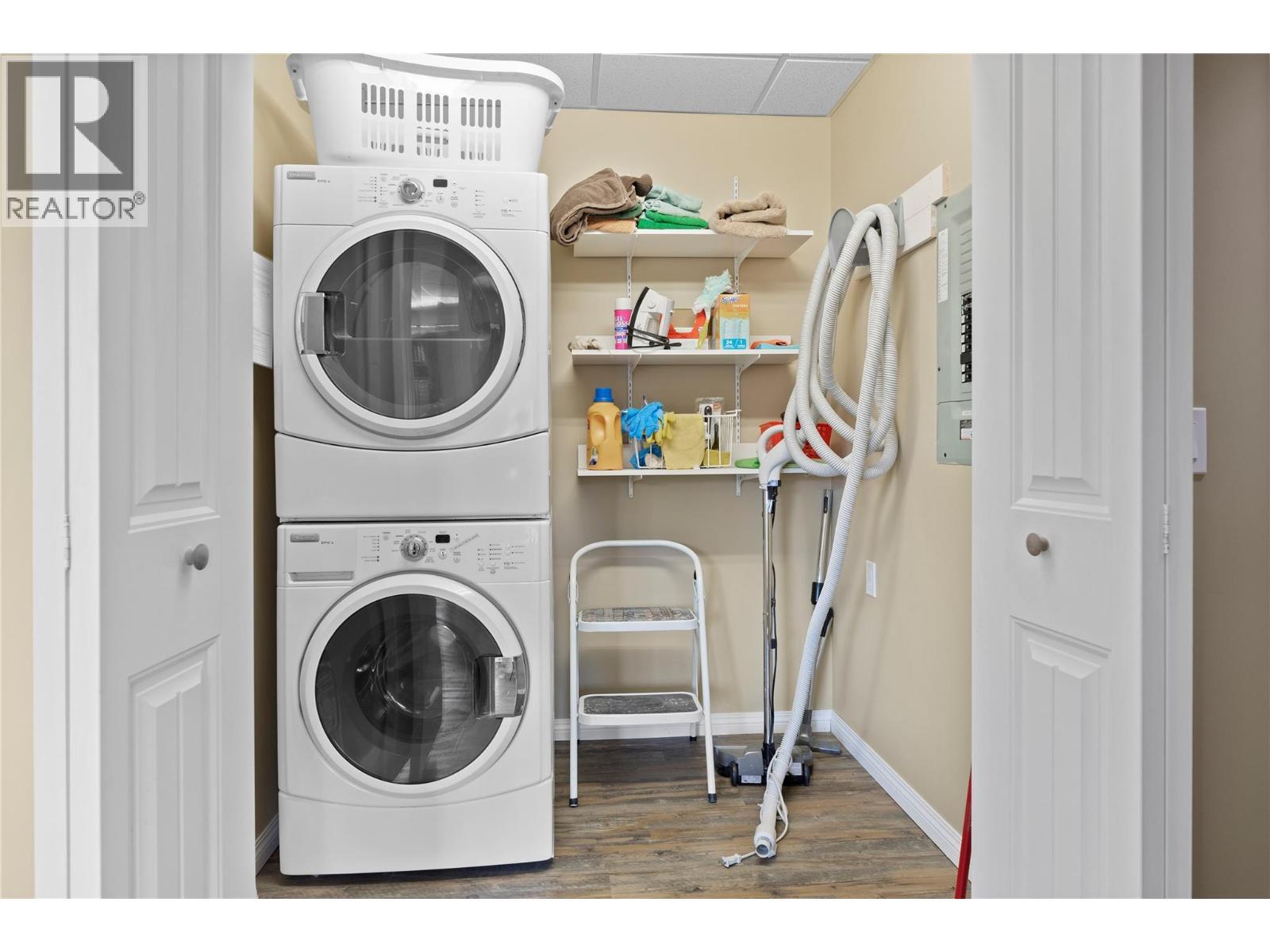 Suite Laundry - 8738 Squilax Anglemont Road, St. Ives, BC - Indoor Photo Showing Laundry Room