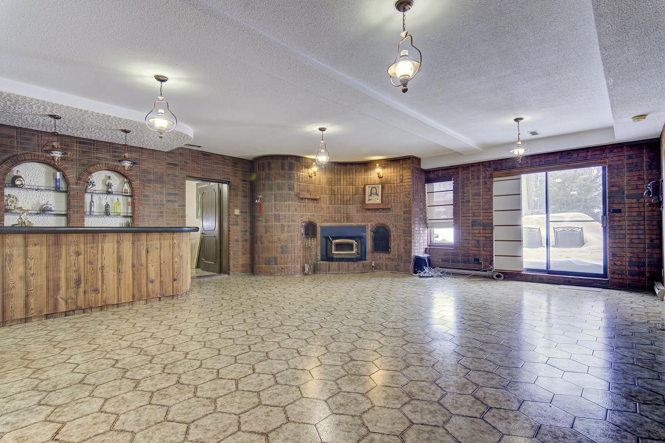 Salle familiale - 12040 Rue Jasmin, Montréal (Ahuntsic-Cartierville), QC - Indoor With Fireplace