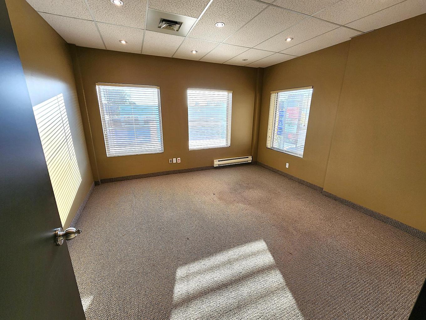 Secretaries' office - 201-4707 Boul. Des Laurentides, Laval (Vimont), QC - Indoor Photo Showing Other Room