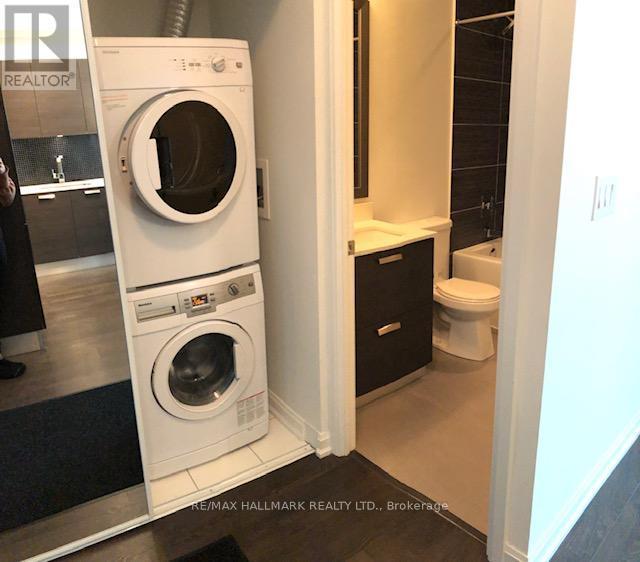 1909 - 9 Bogert Avenue, Toronto, ON - Indoor Photo Showing Laundry Room
