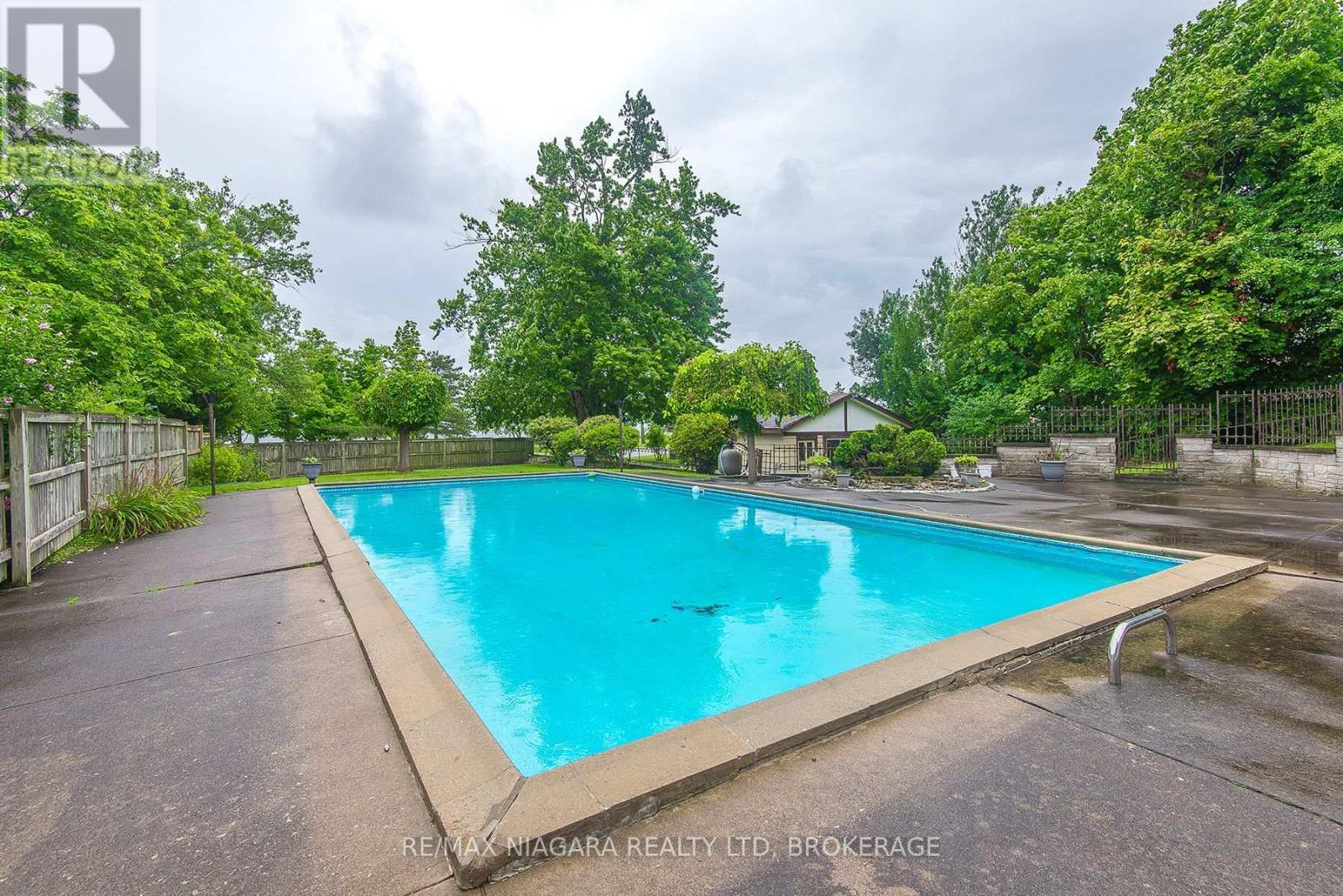 140 Lakeshore Road, Fort Erie (Lakeshore), ON - Outdoor With In Ground Pool With Backyard