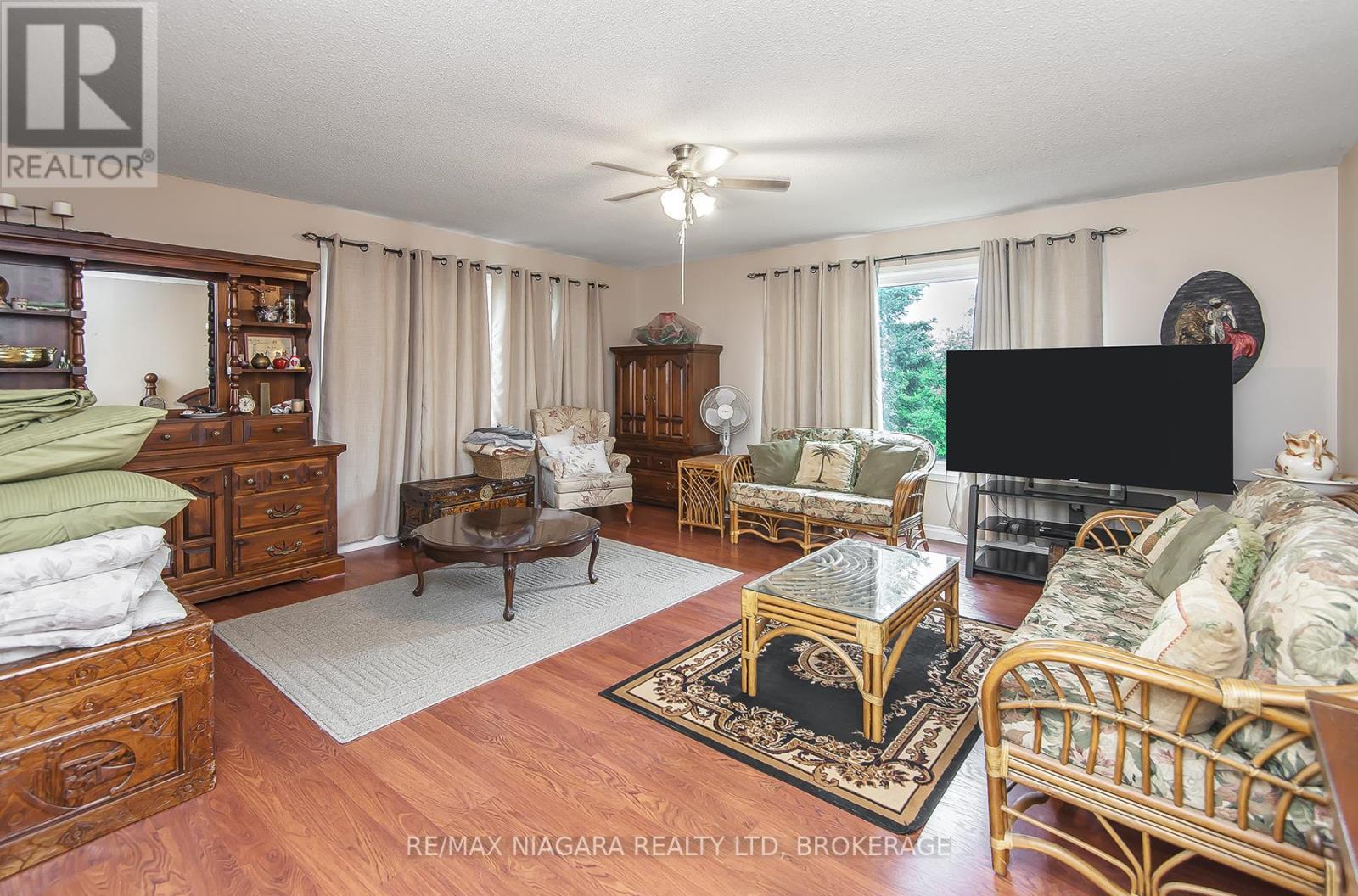 140 Lakeshore Road, Fort Erie (Lakeshore), ON - Indoor Photo Showing Living Room