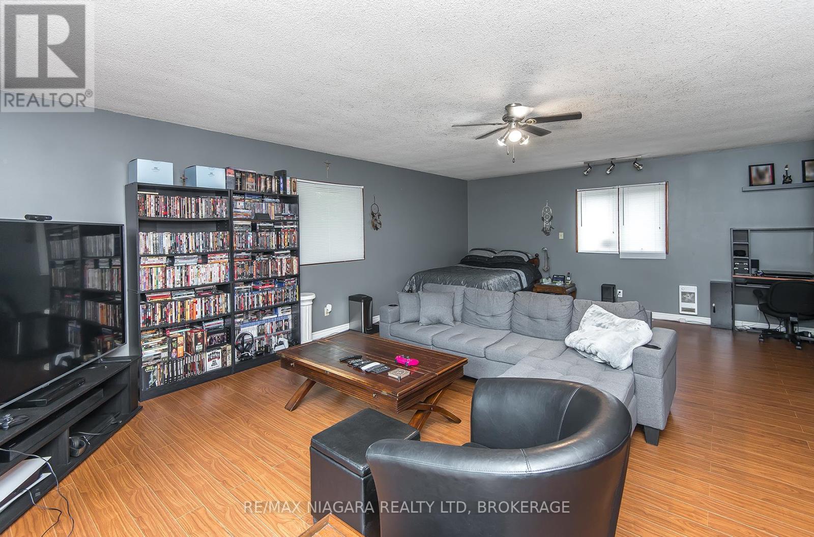140 Lakeshore Road, Fort Erie (Lakeshore), ON - Indoor Photo Showing Living Room
