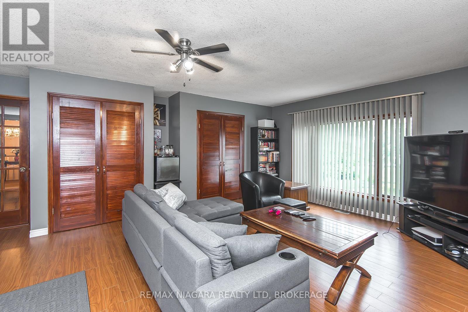 140 Lakeshore Road, Fort Erie (Lakeshore), ON - Indoor Photo Showing Living Room