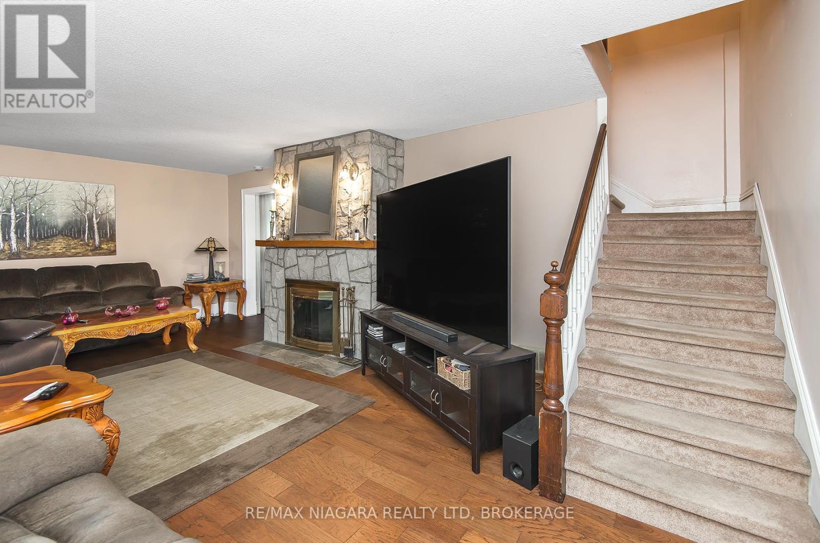 140 Lakeshore Road, Fort Erie (Lakeshore), ON - Indoor Photo Showing Living Room With Fireplace