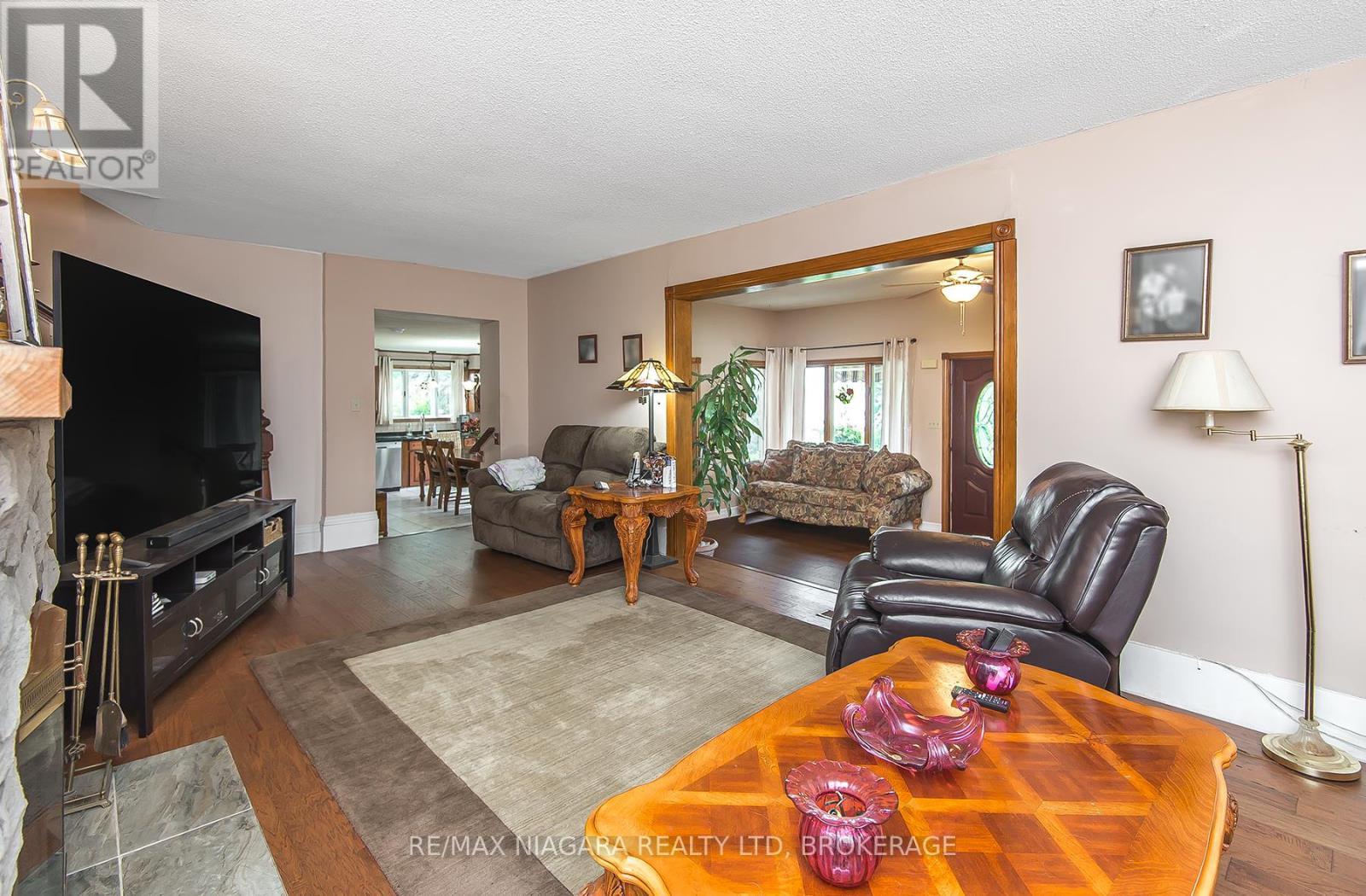 140 Lakeshore Road, Fort Erie (Lakeshore), ON - Indoor Photo Showing Living Room
