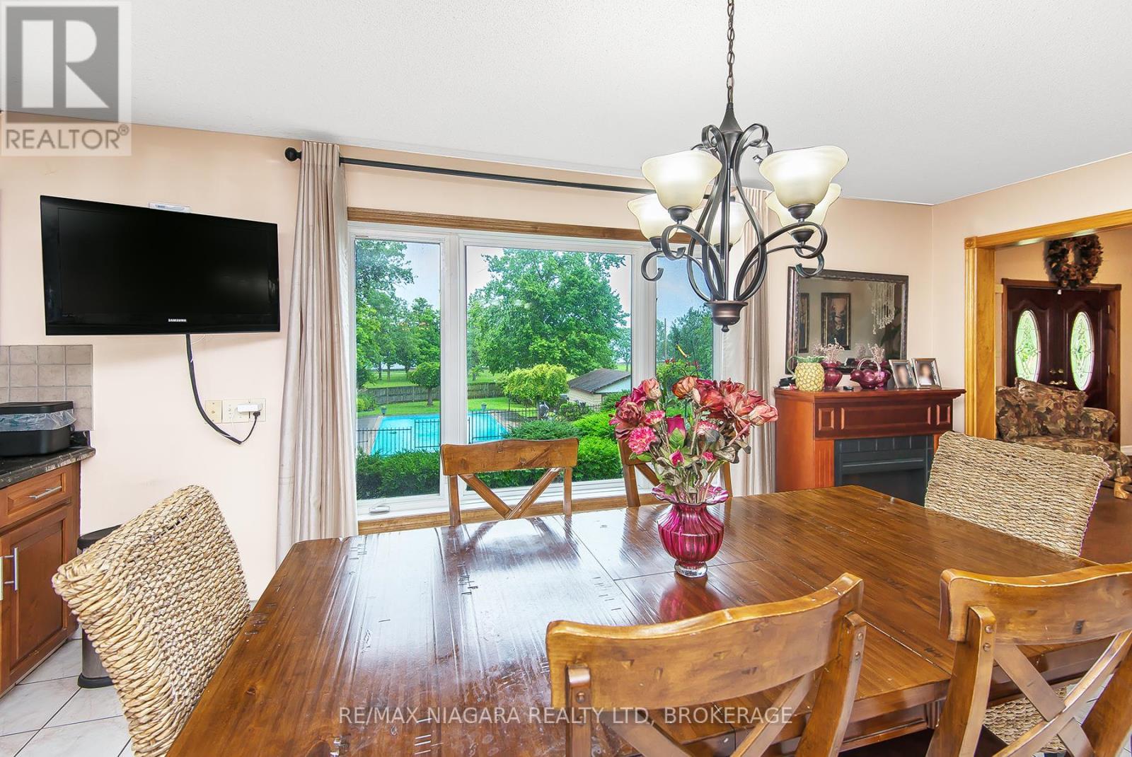 140 Lakeshore Road, Fort Erie (Lakeshore), ON - Indoor Photo Showing Dining Room