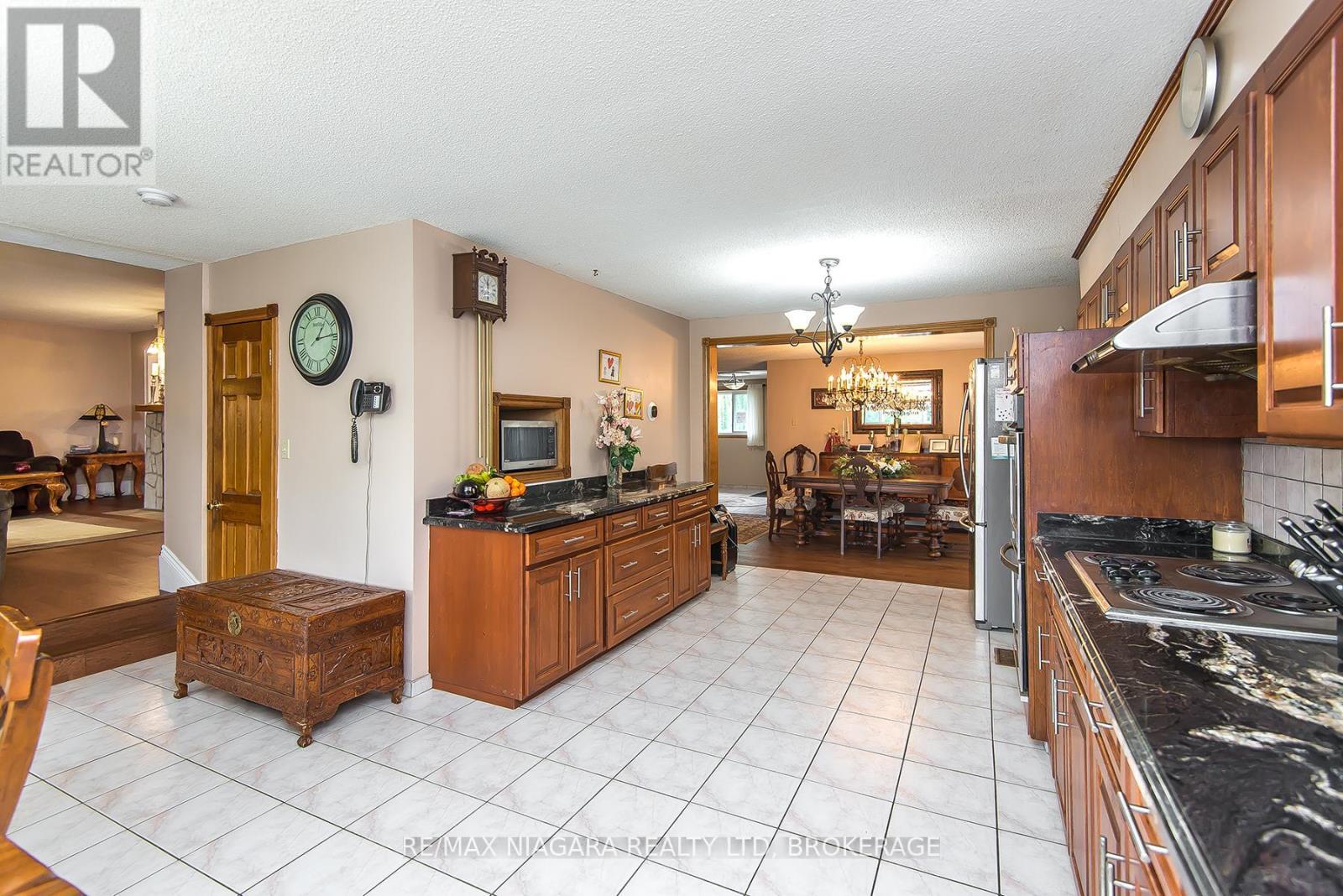 140 Lakeshore Road, Fort Erie (Lakeshore), ON - Indoor Photo Showing Kitchen