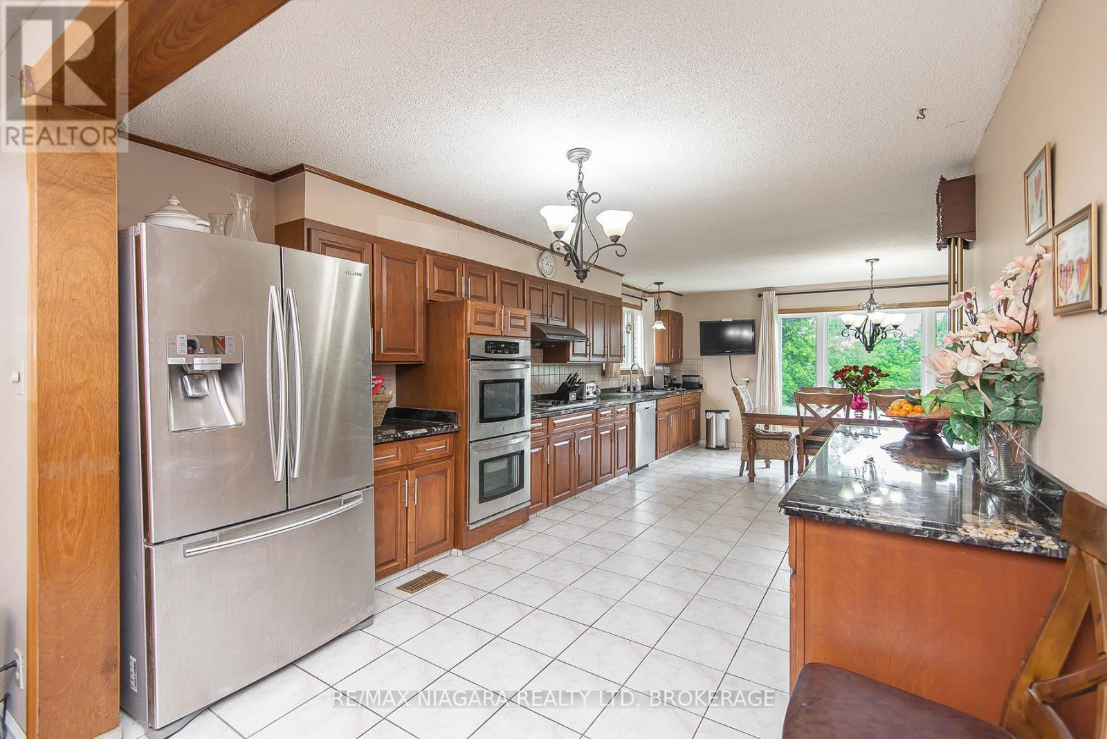 140 Lakeshore Road, Fort Erie (Lakeshore), ON - Indoor Photo Showing Kitchen