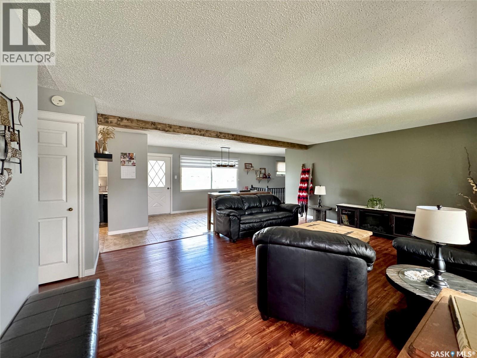 304 March Avenue E, Langenburg, SK - Indoor Photo Showing Living Room
