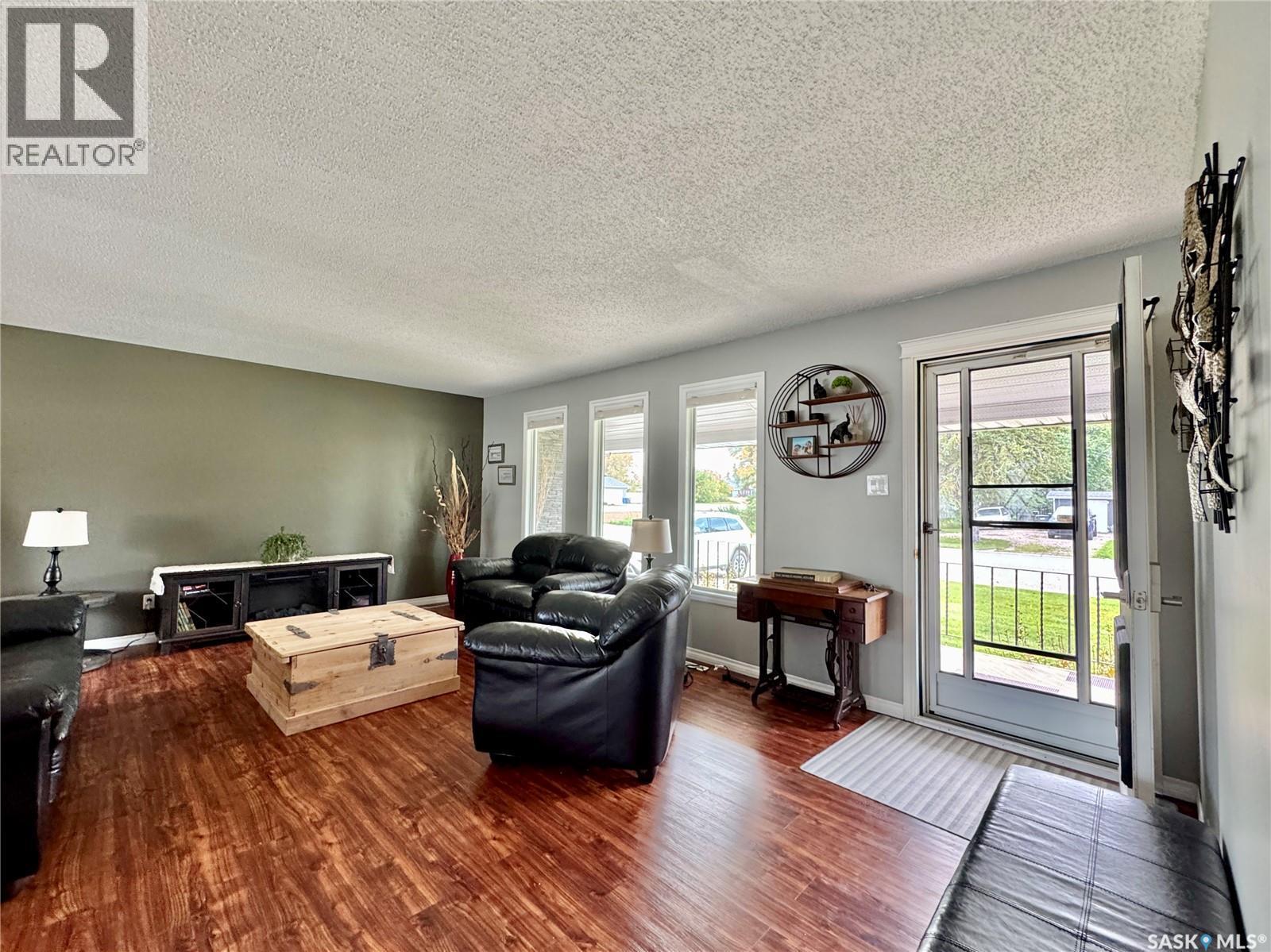 304 March Avenue E, Langenburg, SK - Indoor Photo Showing Living Room