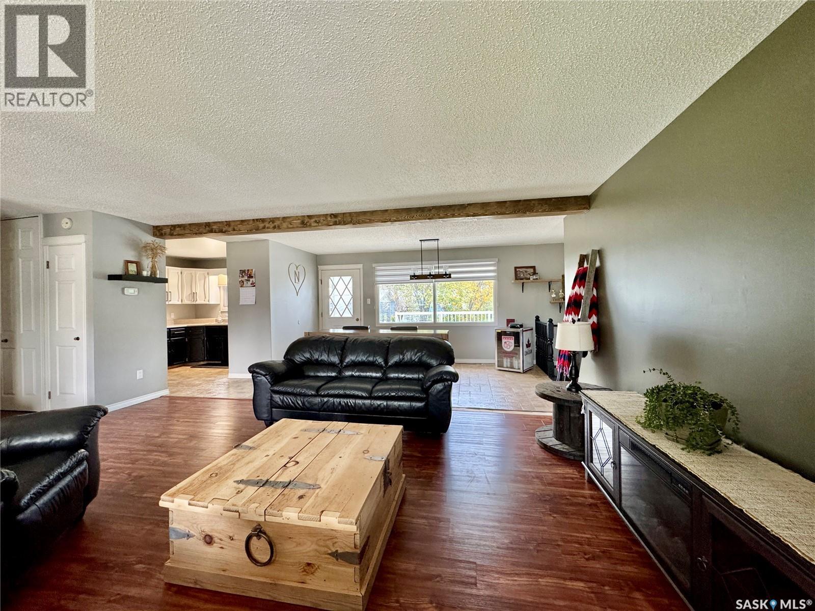 304 March Avenue E, Langenburg, SK - Indoor Photo Showing Living Room