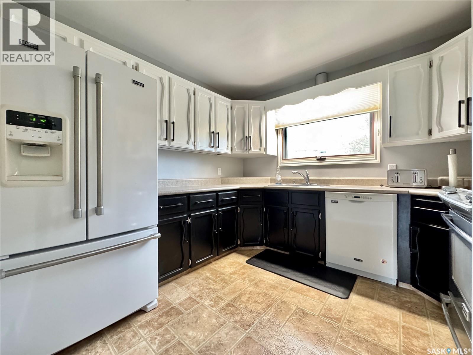 304 March Avenue E, Langenburg, SK - Indoor Photo Showing Kitchen