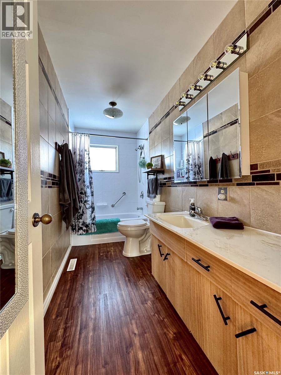 304 March Avenue E, Langenburg, SK - Indoor Photo Showing Bathroom