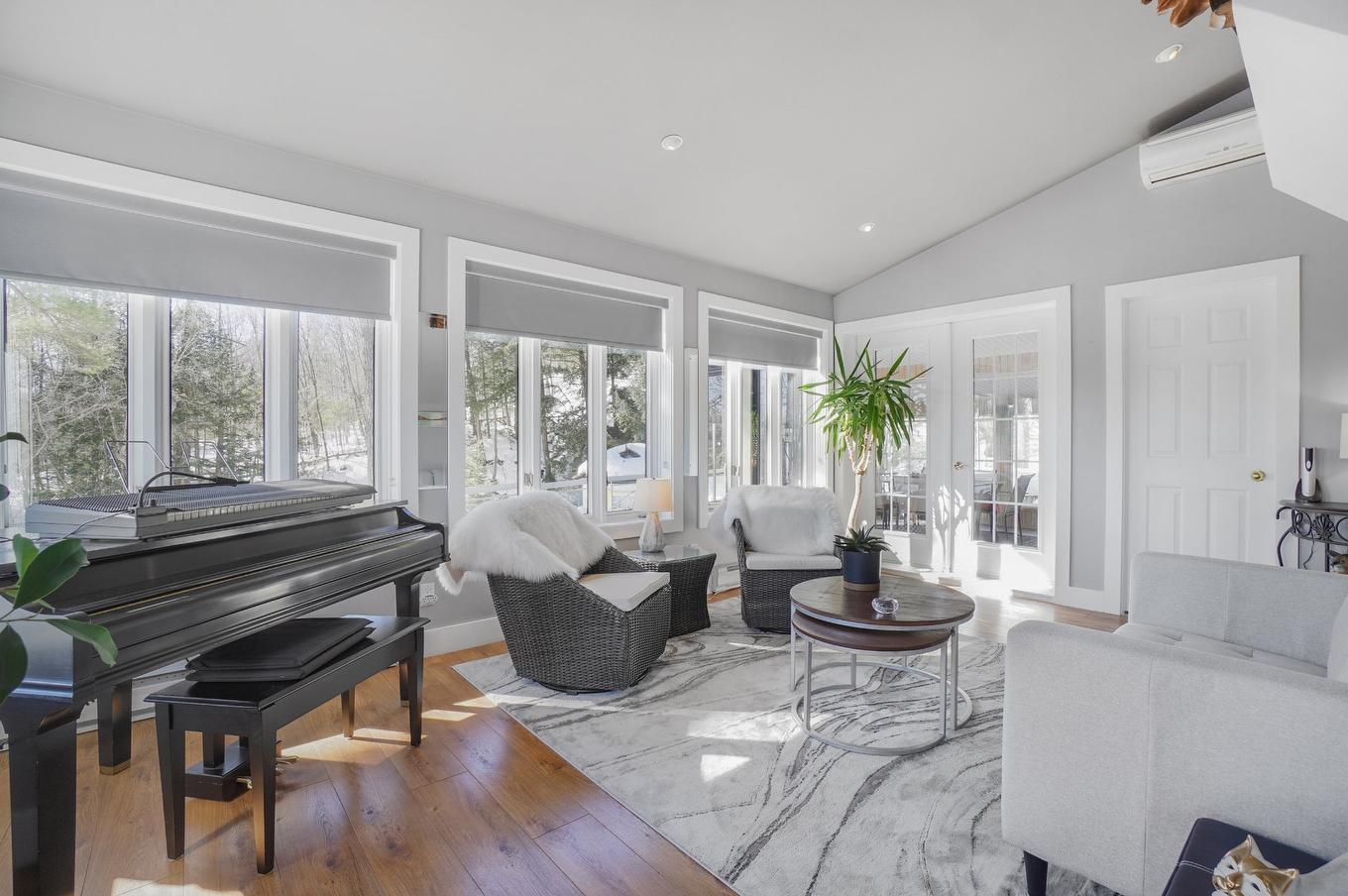 Salon - 11505 Ch. De La Rivière-Du-Nord, Mirabel, QC - Indoor Photo Showing Living Room