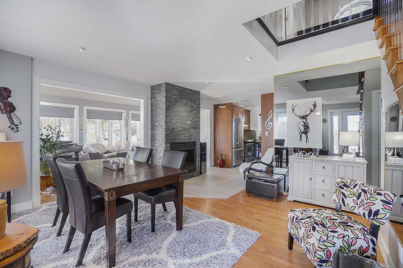 Salle à manger - 11505 Ch. De La Rivière-Du-Nord, Mirabel, QC - Indoor Photo Showing Dining Room With Fireplace