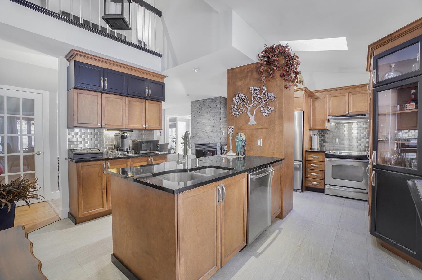 Cuisine - 11505 Ch. De La Rivière-Du-Nord, Mirabel, QC - Indoor Photo Showing Kitchen With Double Sink With Upgraded Kitchen