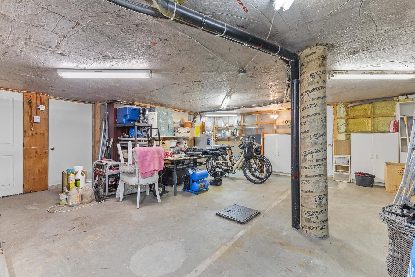 Workshop - 1435 Rue St-Jean-Baptiste, Saint-Roch-De-Richelieu, QC - Indoor Photo Showing Garage