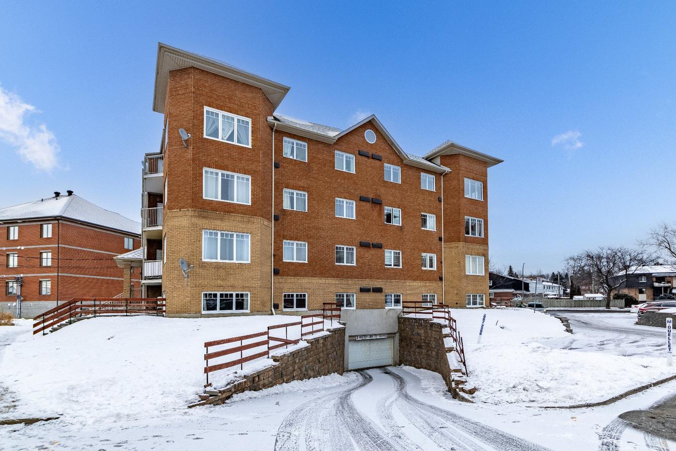 Garage - 103-16729 Boul. De Pierrefonds, Montréal (Pierrefonds-Roxboro), QC - Outdoor