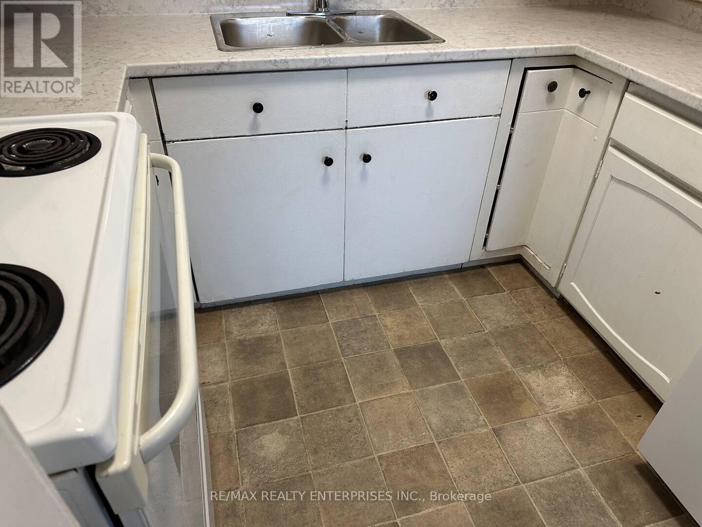 297 Lakeshore Road E, Mississauga, ON