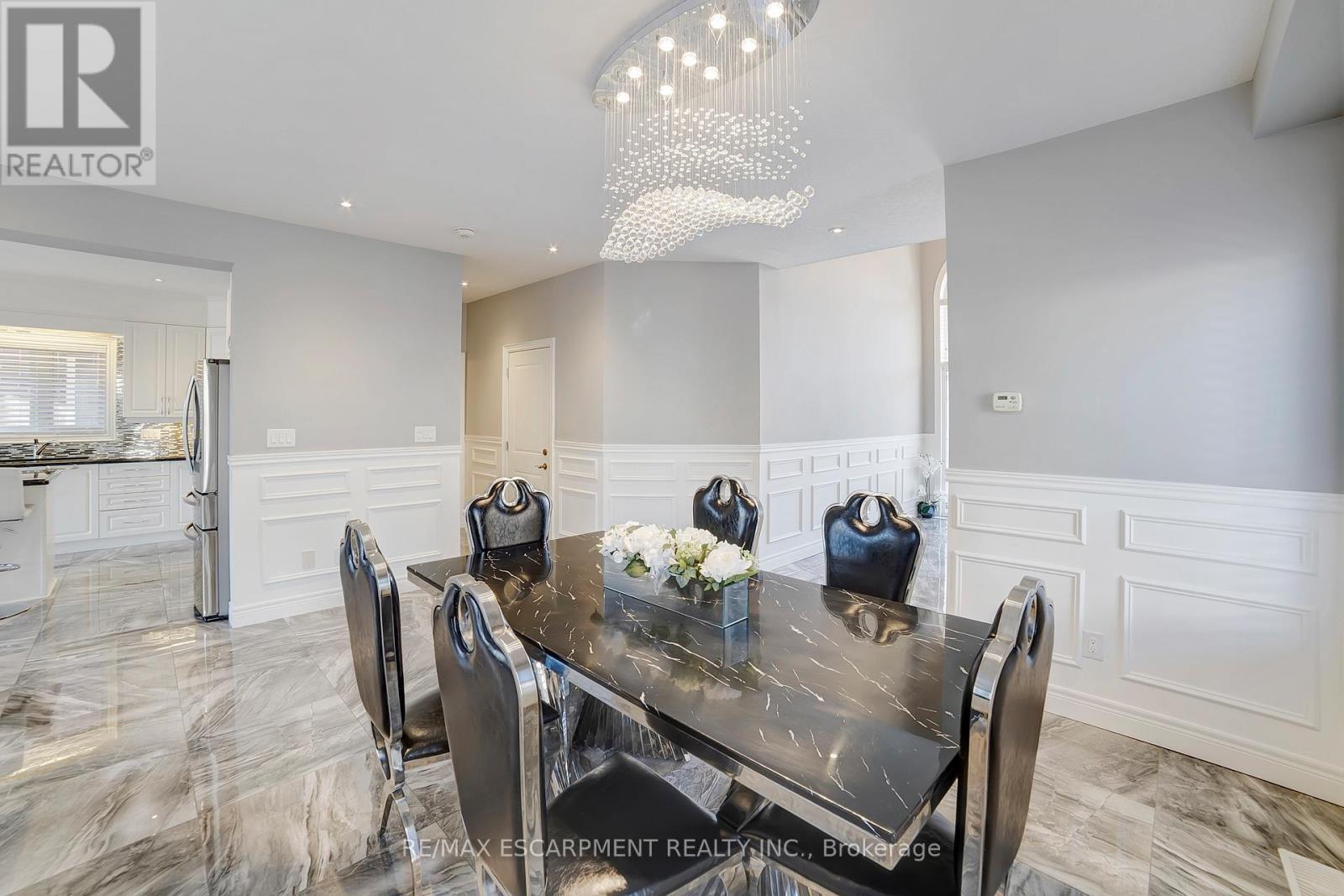111 Vineberg Drive, Hamilton, ON - Indoor Photo Showing Dining Room