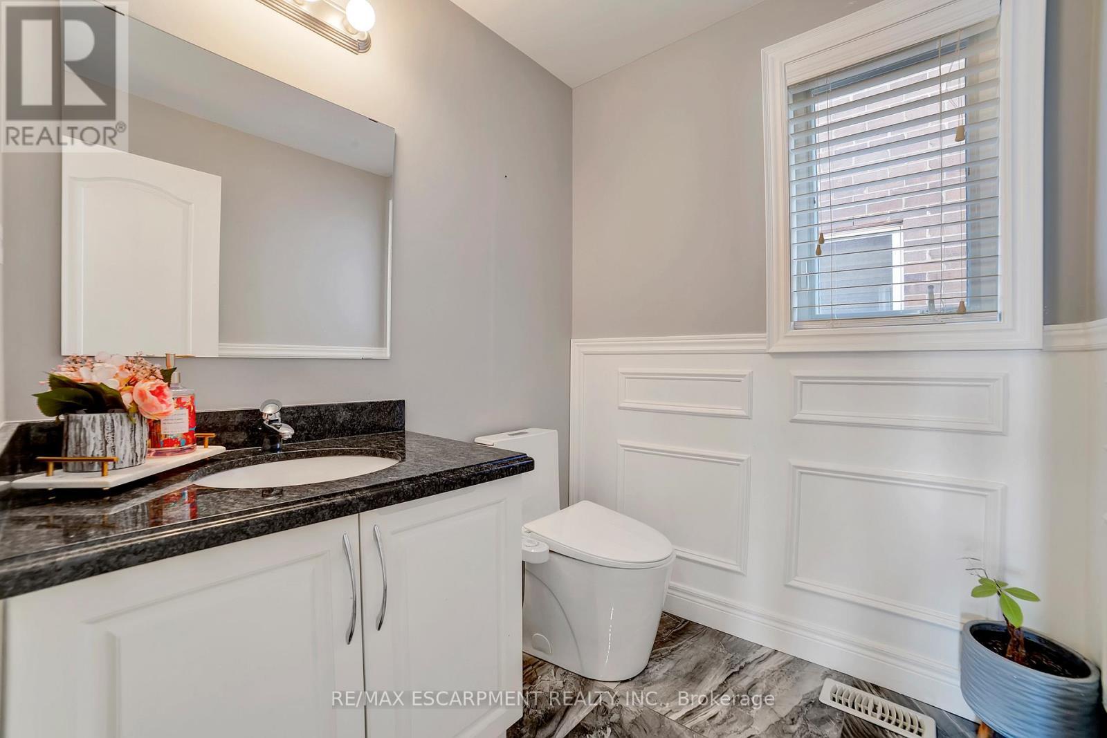 111 Vineberg Drive, Hamilton, ON - Indoor Photo Showing Bathroom