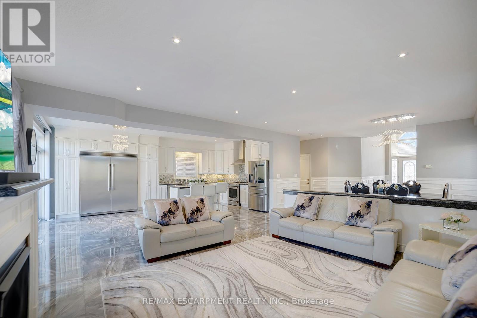 111 Vineberg Drive, Hamilton, ON - Indoor Photo Showing Living Room