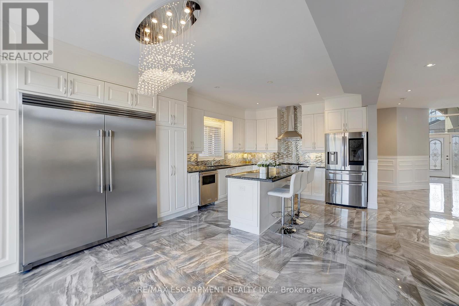 111 Vineberg Drive, Hamilton, ON - Indoor Photo Showing Kitchen With Upgraded Kitchen