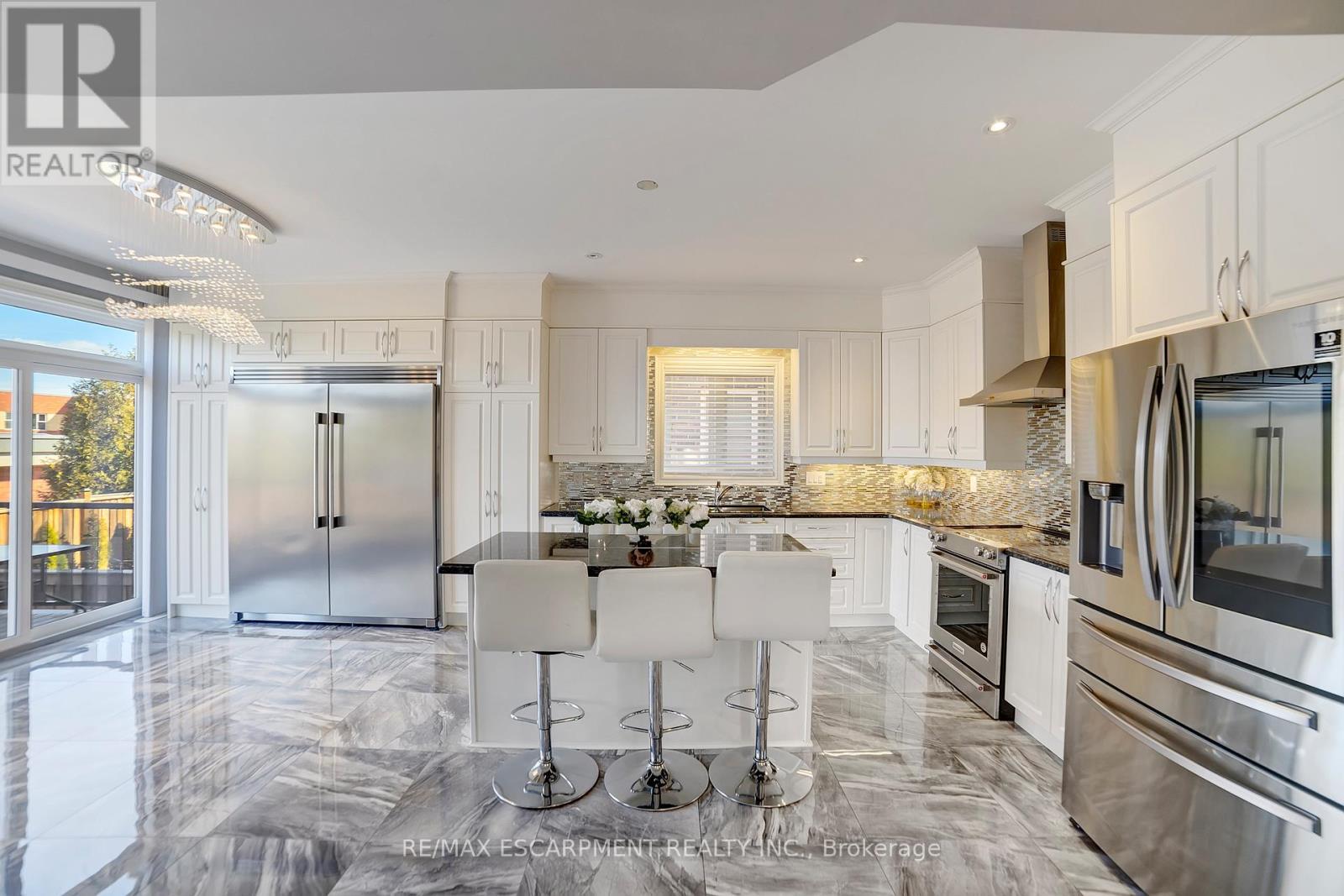 111 Vineberg Drive, Hamilton, ON - Indoor Photo Showing Kitchen With Upgraded Kitchen