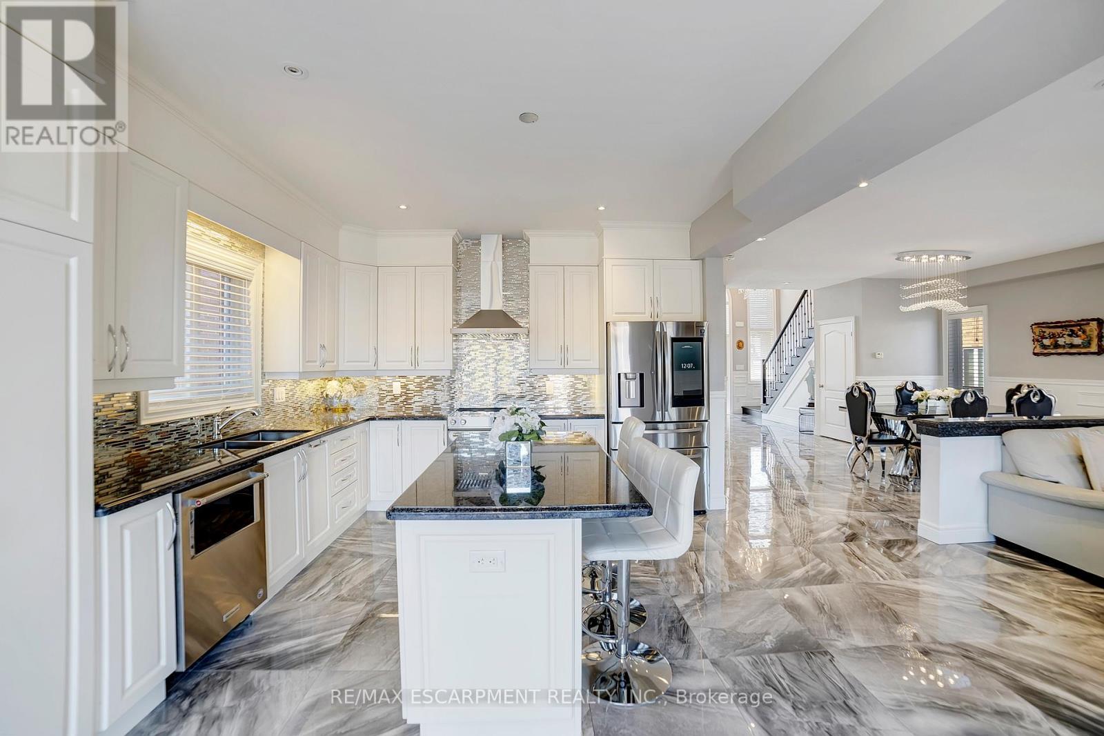 111 Vineberg Drive, Hamilton, ON - Indoor Photo Showing Kitchen With Double Sink With Upgraded Kitchen