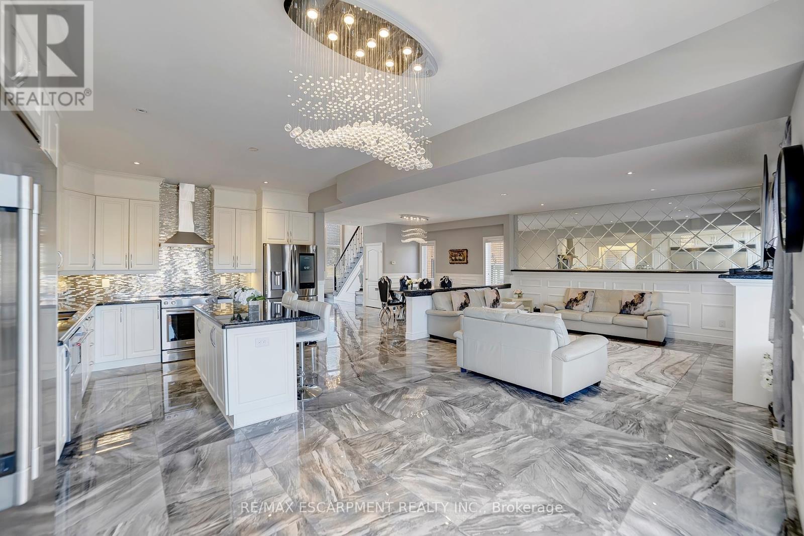 111 Vineberg Drive, Hamilton, ON - Indoor Photo Showing Kitchen With Upgraded Kitchen