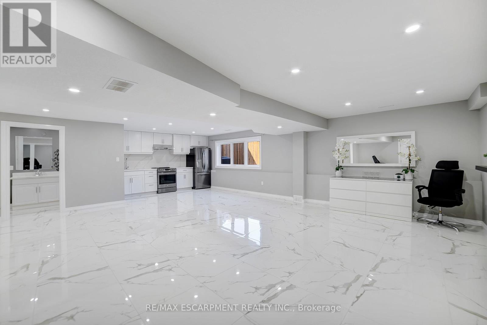 111 Vineberg Drive, Hamilton, ON - Indoor Photo Showing Other Room